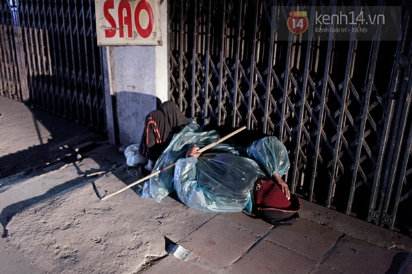Rớt nước mắt trước cảnh người vô gia cư ngủ trên vỉa hè giữa đêm đông Hà Nội 15