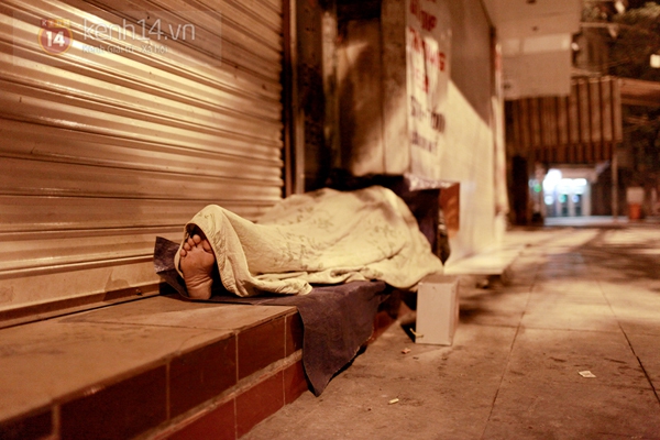 Rớt nước mắt trước cảnh người vô gia cư ngủ trên vỉa hè giữa đêm đông Hà Nội 16