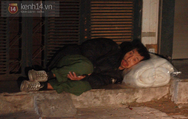 Rớt nước mắt trước cảnh người vô gia cư ngủ trên vỉa hè giữa đêm đông Hà Nội 21