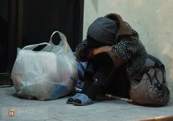 Rớt nước mắt trước cảnh người vô gia cư ngủ trên vỉa hè giữa đêm đông Hà Nội 23