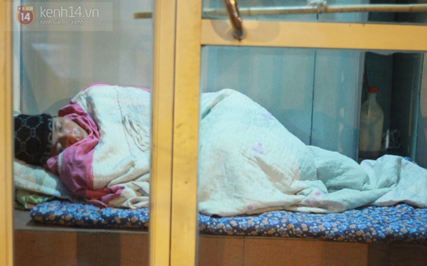 Rớt nước mắt trước cảnh người vô gia cư ngủ trên vỉa hè giữa đêm đông Hà Nội 11