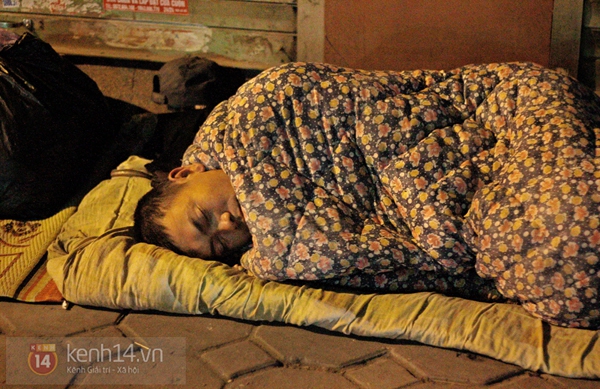 Rớt nước mắt trước cảnh người vô gia cư ngủ trên vỉa hè giữa đêm đông Hà Nội 19