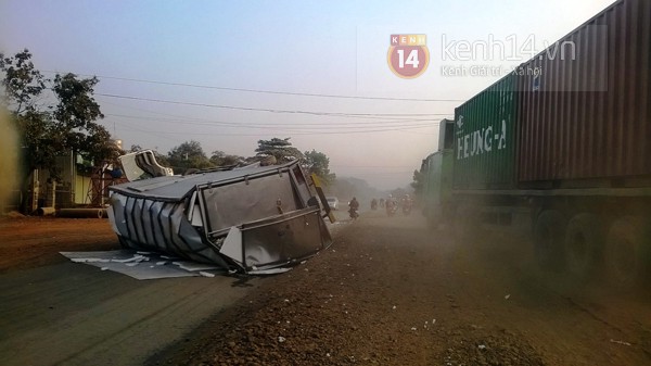 Xe tải chở nước bí đao bị lật trên đường, không ai "hôi của" 2