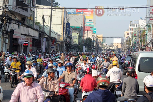 Mẹ gào khóc ôm xác con 12 tuổi bị xe buýt cán chết trên đường đến trường 3