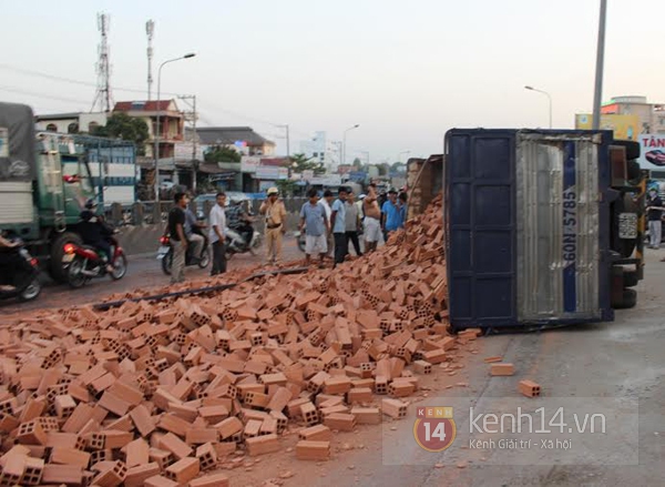 Lật xe tải chở gạch ở Biên Hòa, dân không "hôi của" mà giúp tài xế thu dọn 1