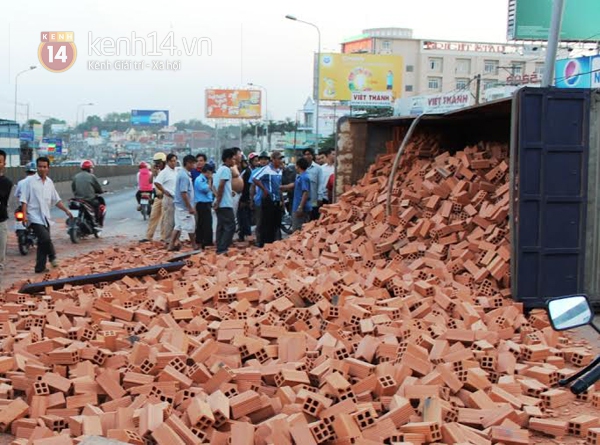 Lật xe tải chở gạch ở Biên Hòa, dân không "hôi của" mà giúp tài xế thu dọn 2