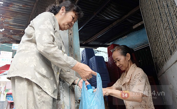 Chuyện về những người đi "gom tiền lẻ" trong con hẻm nhỏ giữa Sài Gòn 1