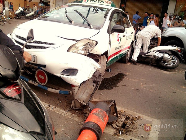 TP.HCM: Taxi cuốn xe m&aacute;y v&agrave;o gầm, 3 người bị thương nặng 1