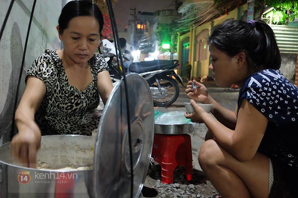 Gánh tàu hũ trong hẻm Sài Gòn: bán 3 tiếng mỗi tối, đắt hàng như tôm tươi 2