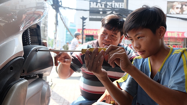 Cảm động người thợ sửa xe dành nửa đời làm từ thiện ở Sài Gòn 2