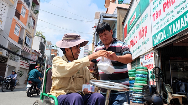 Cảm động người thợ sửa xe dành nửa đời làm từ thiện ở Sài Gòn 11
