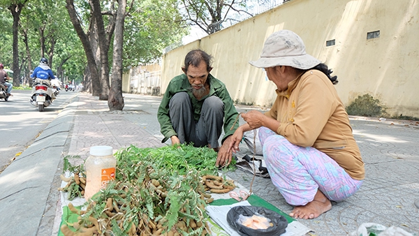 "Tình yêu vỉa hè" của đôi vợ chồng 30 năm bán me mưu sinh ở Sài Gòn 5