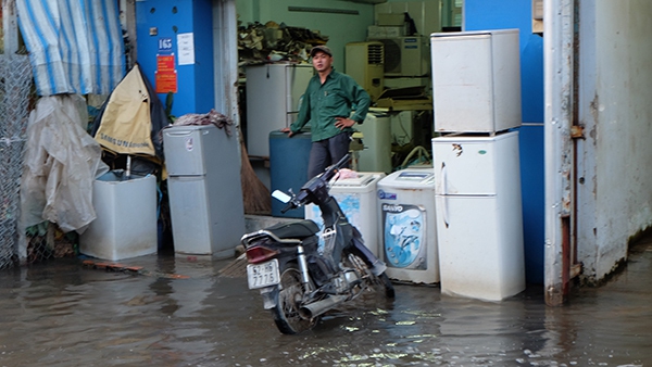 Người Sài Gòn "lội sông" đi chợ vì triều cường 16