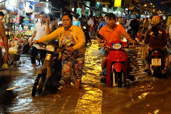 Người Sài Gòn "lội sông" đi chợ vì triều cường 10