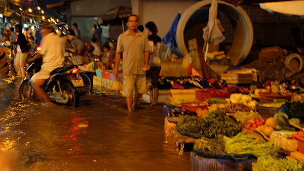 Người Sài Gòn "lội sông" đi chợ vì triều cường 9