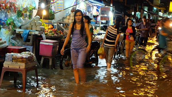 Người Sài Gòn "lội sông" đi chợ vì triều cường 8
