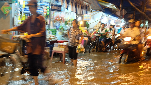 Người Sài Gòn "lội sông" đi chợ vì triều cường 7