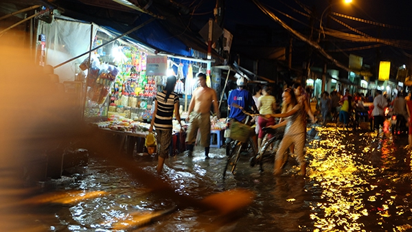 Người Sài Gòn "lội sông" đi chợ vì triều cường 4