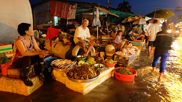 Người Sài Gòn "lội sông" đi chợ vì triều cường 5