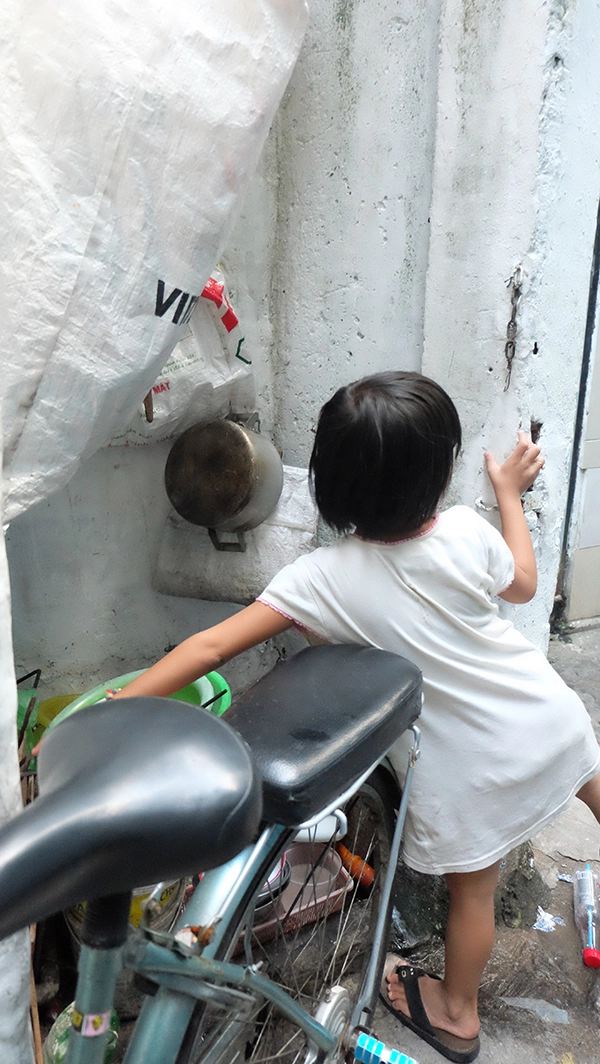 Sài Gòn: 8 người sống chen chúc trong căn nhà rộng 2,4m2 16