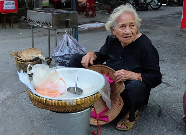 Xúc động cụ bà gần 90 tuổi cả đời bán xôi chăm lo cho con cháu ở Sài Gòn 2