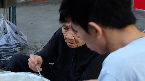 Xúc động cụ bà gần 90 tuổi cả đời bán xôi chăm lo cho con cháu ở Sài Gòn 3