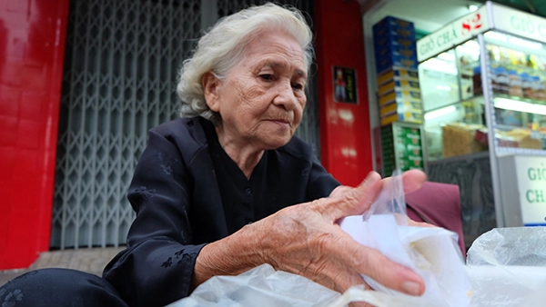 Xúc động cụ bà gần 90 tuổi cả đời bán xôi chăm lo cho con cháu ở Sài Gòn 9