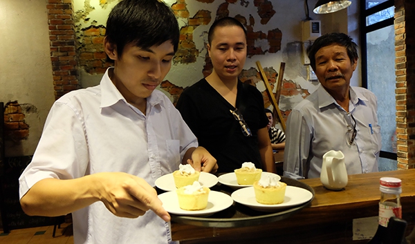 Th&iacute;ch th&uacute; kiểu "uống c&agrave; ph&ecirc; rồi ăn lu&ocirc;n cốc" độc đ&aacute;o ở S&agrave;i G&ograve;n 3