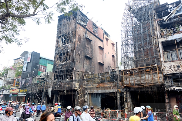 Hiện trường 8 căn nhà trơ khung sau đám cháy dữ dội ở trung tâm Sài Gòn 1