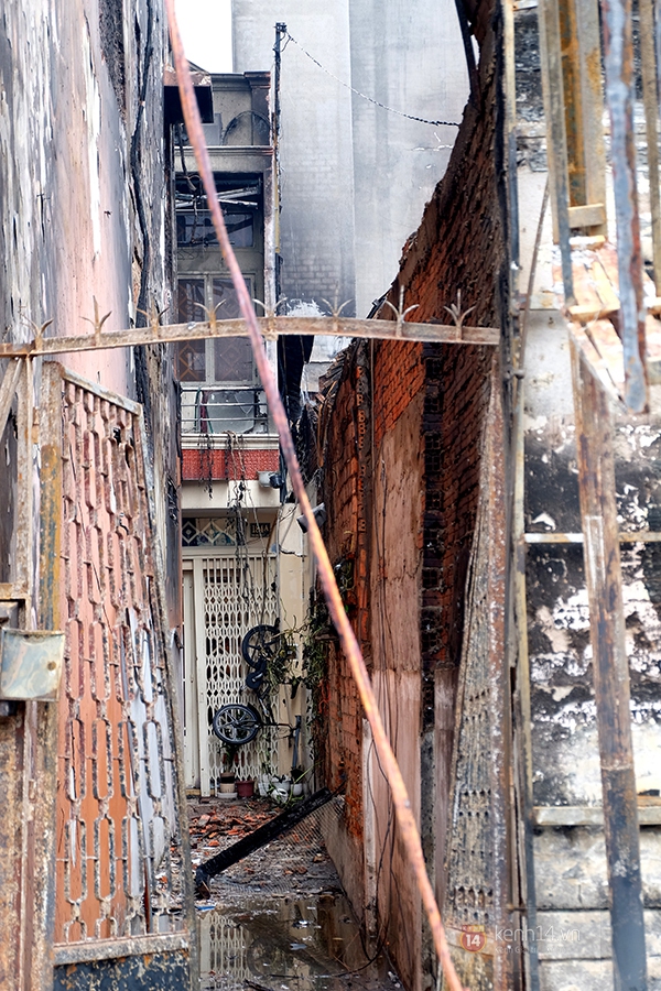 Hiện trường 8 căn nhà trơ khung sau đám cháy dữ dội ở trung tâm Sài Gòn 8