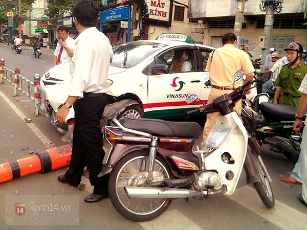 TP.HCM: Taxi cuốn xe m&aacute;y v&agrave;o gầm, 3 người bị thương nặng 2
