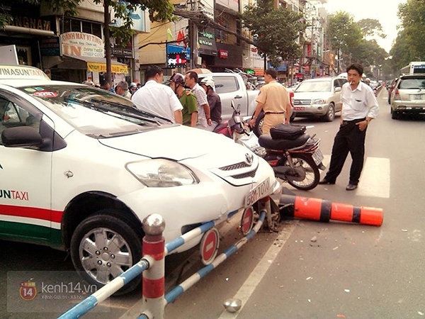 TP.HCM: Taxi cuốn xe m&aacute;y v&agrave;o gầm, 3 người bị thương nặng 5