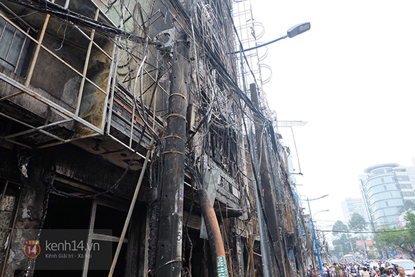 Hiện trường 8 căn nhà trơ khung sau đám cháy dữ dội ở trung tâm Sài Gòn 11