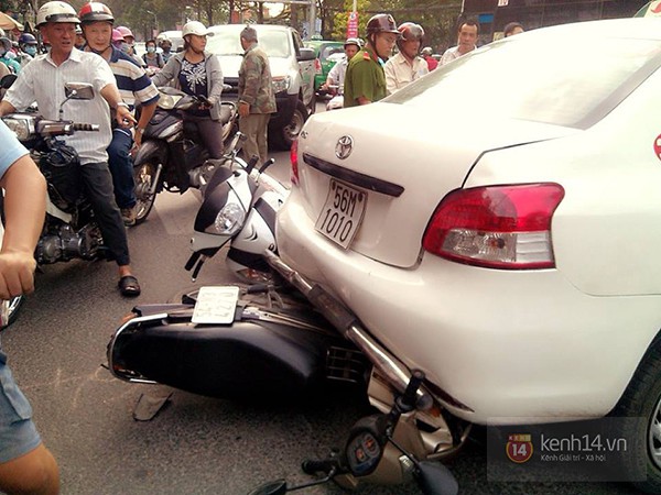 TP.HCM: Taxi cuốn xe m&aacute;y v&agrave;o gầm, 3 người bị thương nặng 3