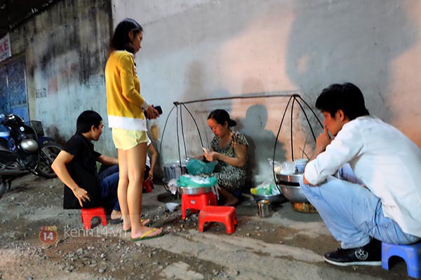 Gánh tàu hũ trong hẻm Sài Gòn: bán 3 tiếng mỗi tối, đắt hàng như tôm tươi 4