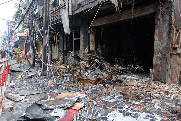 Hiện trường 8 căn nhà trơ khung sau đám cháy dữ dội ở trung tâm Sài Gòn 14