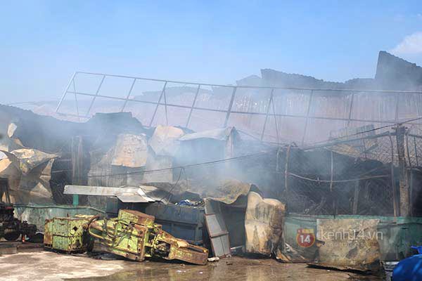 Khung cảnh tan hoang sau vụ cháy lớn tại công ty nội thất vùng ven Sài Gòn 1