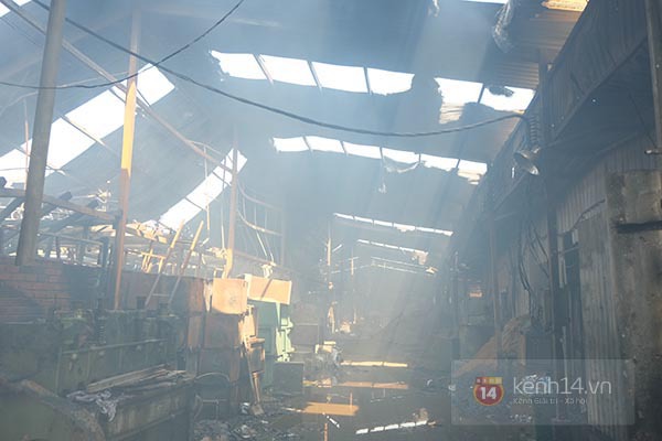 Khung cảnh tan hoang sau vụ cháy lớn tại công ty nội thất vùng ven Sài Gòn 2