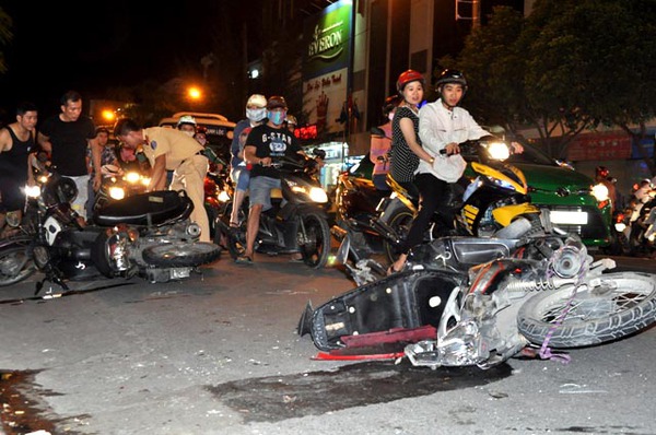 TP.HCM: Ô tô điên tông xe đạp, kéo lê 3 xe máy làm 5 người bị thương 2