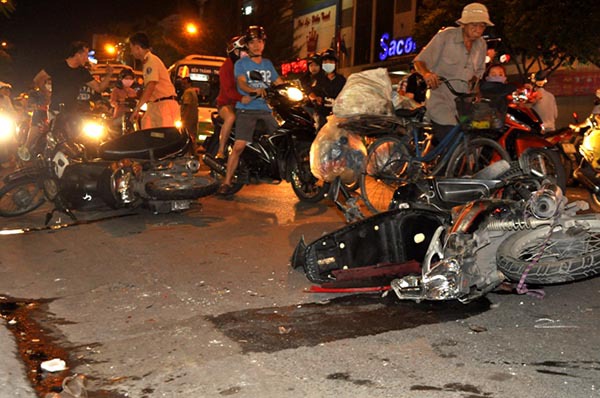 TP.HCM: Ô tô điên tông xe đạp, kéo lê 3 xe máy làm 5 người bị thương 4