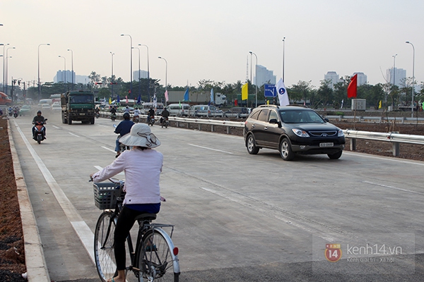 Người Sài Gòn loay hoay trong ngày đầu thông xe nút giao đường cao tốc 11