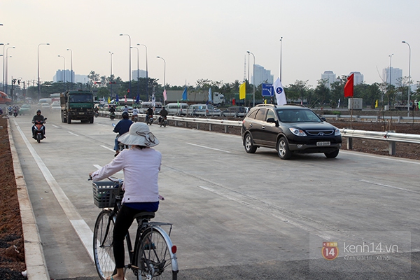 Người S&agrave;i G&ograve;n loay hoay trong ng&agrave;y đầu th&ocirc;ng xe n&uacute;t giao đường cao tốc 11