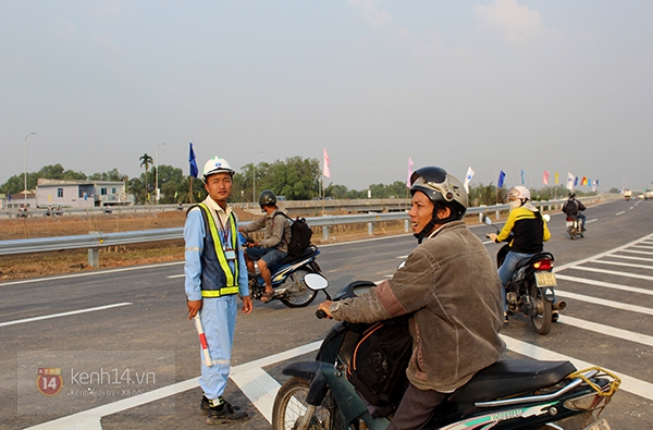 Người Sài Gòn loay hoay trong ngày đầu thông xe nút giao đường cao tốc 10