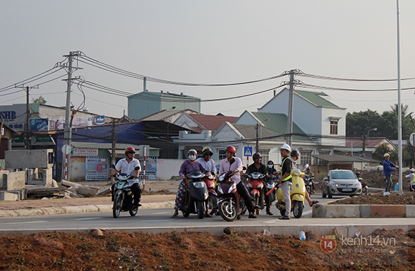 Người Sài Gòn loay hoay trong ngày đầu thông xe nút giao đường cao tốc 8