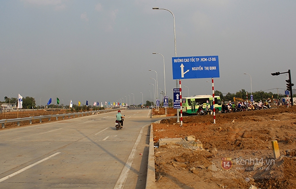 Người Sài Gòn loay hoay trong ngày đầu thông xe nút giao đường cao tốc 13