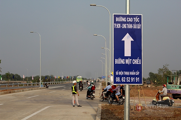Người Sài Gòn loay hoay trong ngày đầu thông xe nút giao đường cao tốc 14