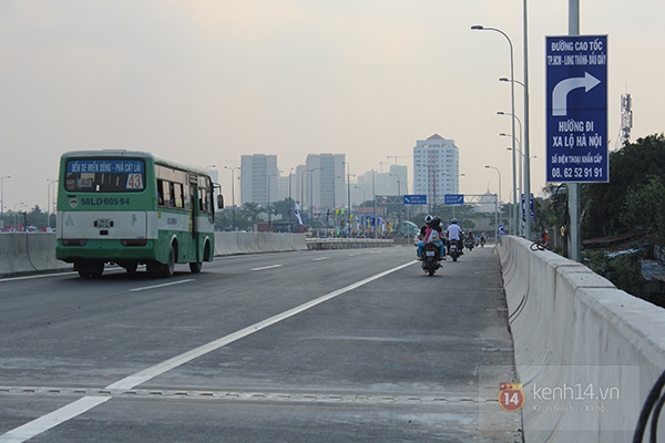 Người Sài Gòn loay hoay trong ngày đầu thông xe nút giao đường cao tốc 4