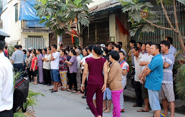 Mẹ nữ sinh lớp 6 khóc ngất trong giờ phút an táng con gái 1
