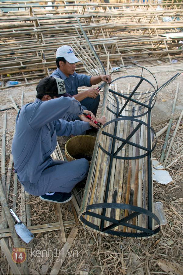 Cận cảnh c&ocirc;ng đoạn chuẩn bị cuối c&ugrave;ng cho đường hoa Tết Ất M&ugrave;i ở S&agrave;i G&ograve;n 10