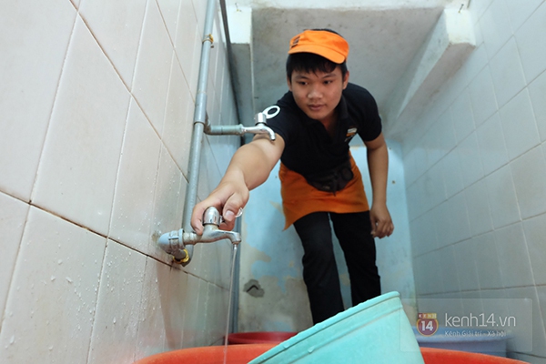 Cúp nước 7 giờ, người Sài Gòn vội vã hứng nước dự trữ 4